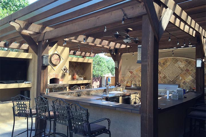 Creating a Functional & Stylish Outdoor Kitchen Space